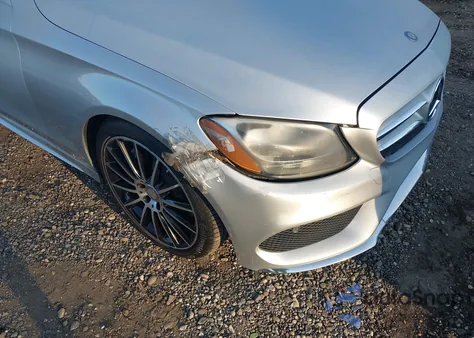 2015 Mercedes-Benz C 300 Sport 4Matic z USA, uszkodzony, nr VIN 55SWF4KB2FU018328